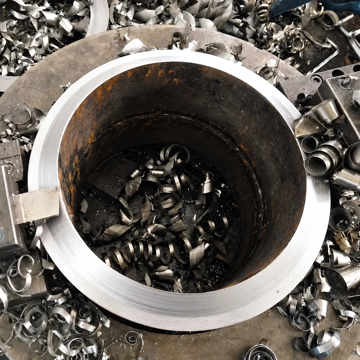 Large-diameter pipe end bevelled by the SOC chuck-type beveler, swarf around the cut