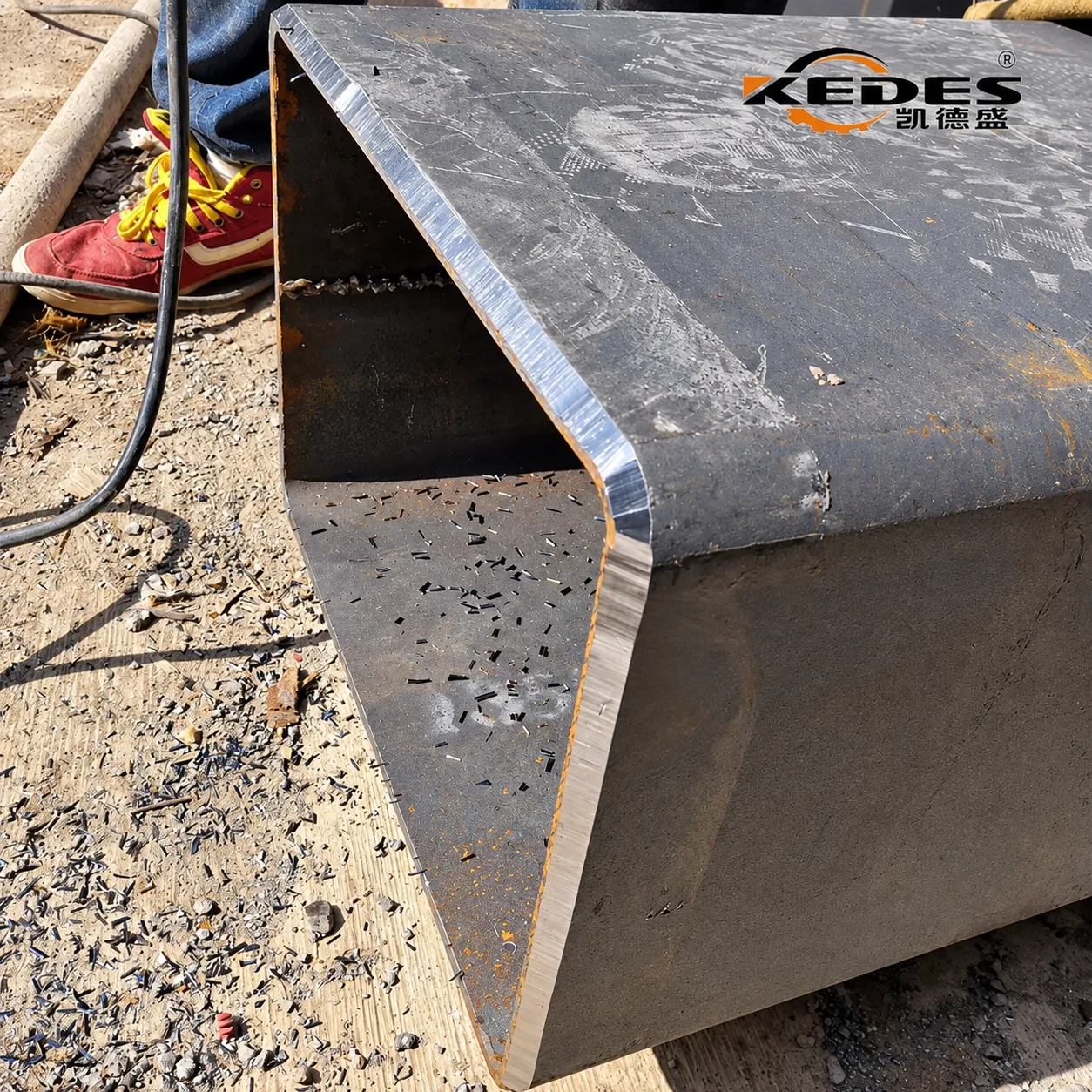 Clean bevel along a box-section edge milled with the HDL handheld edge miller